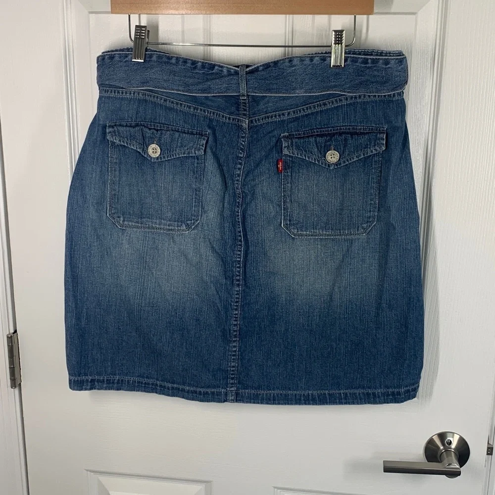 Levi’s button front denim skirt with belt size large